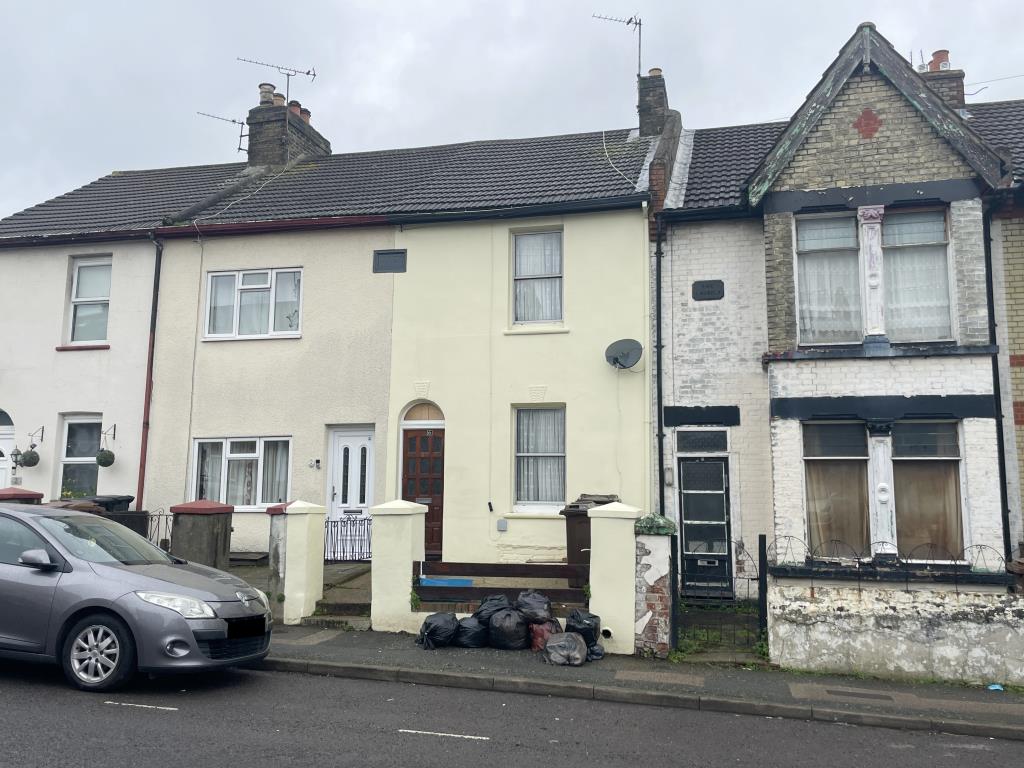 Lot: 120 - HOUSE FOR INVESTMENT - Front view of house for investment